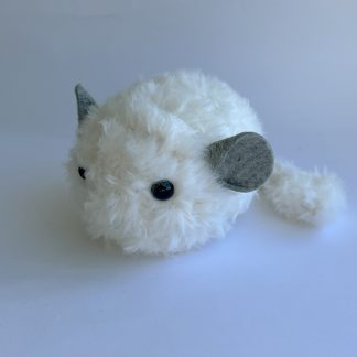Шиншилка в'язана іграшка біла
